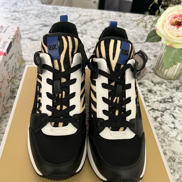Michael kors women sneakers in great condition!!! - Picture 2 of 4
